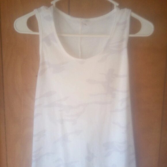 womens white gray camo tank top size M - Picture 3 of 4
